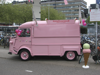 905288 Afbeelding van een klassieke roze Citroën-bestelbus voor de verkoop van Italiaans ijs bij het Jaarbeursplein te ...